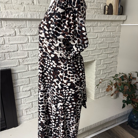 Elegant Black Midi Length Dress by Jessica, with Flutter-Style Sleeves. Size 14 - Picture 4 of 10